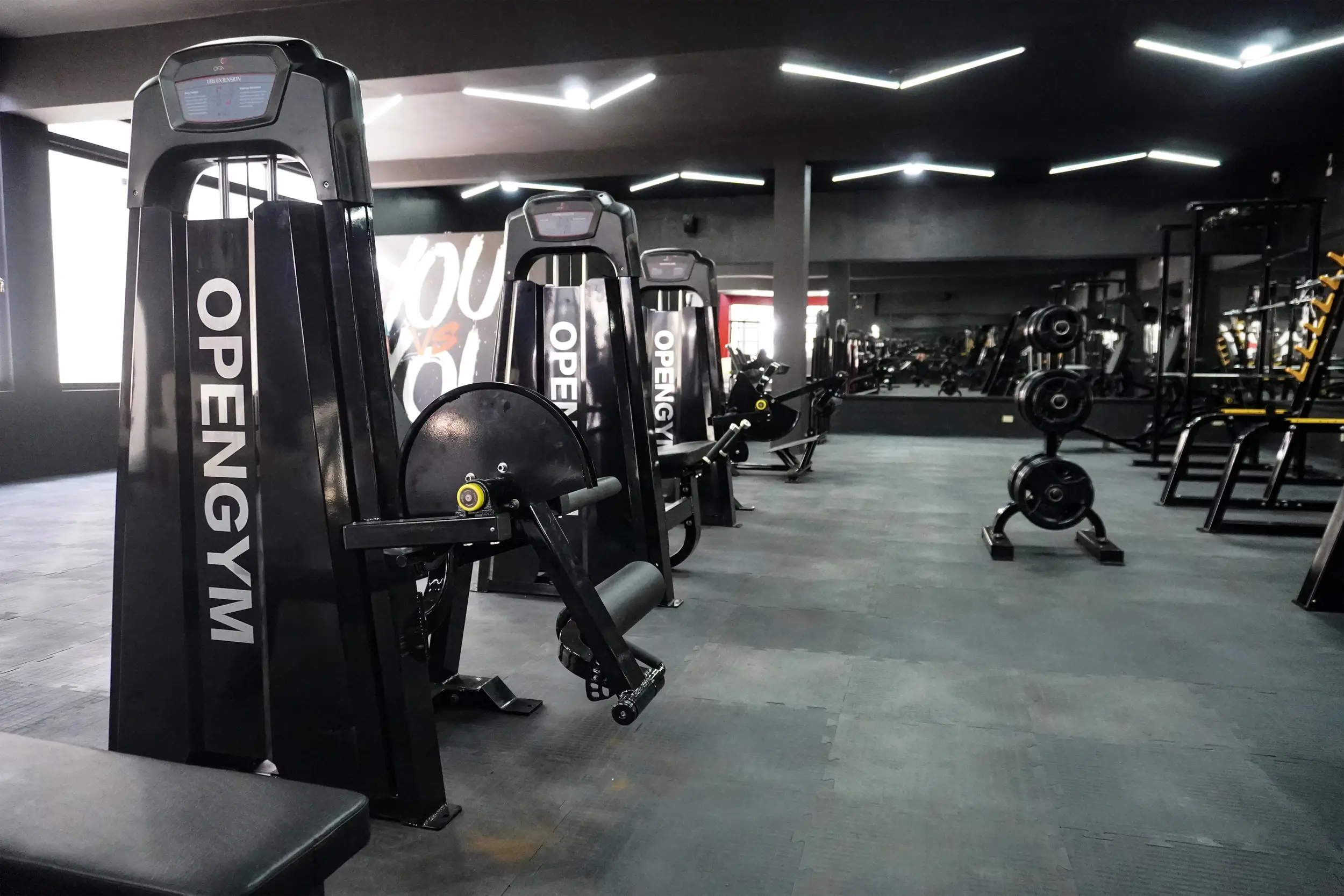 Equipo de gimnasio OpenGym en showroom